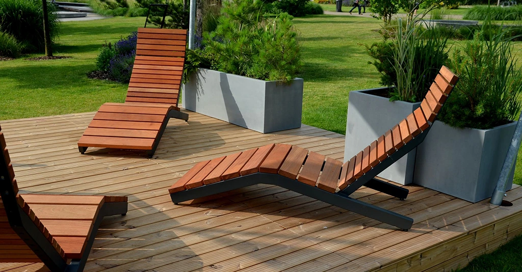 تخت کنار استخری چوبی با پایه های فلزی
