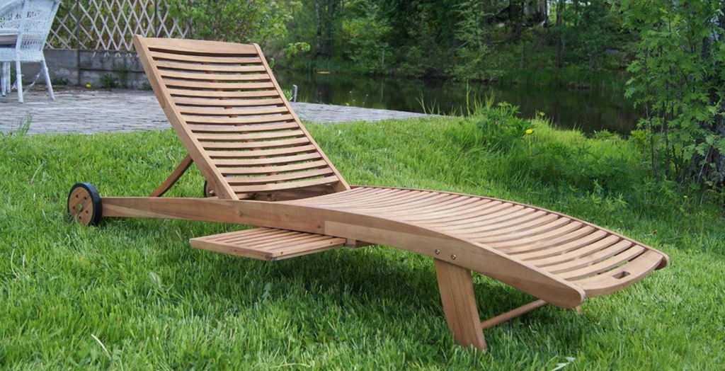 تخت کنار استخری چوبی منحنی